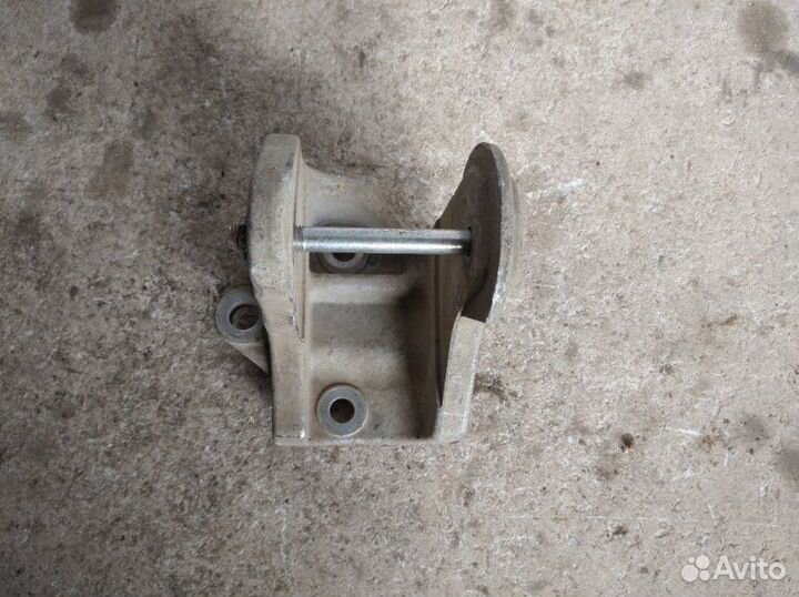 Кронштейн опоры двигателя Mitsubishi Lancer CY