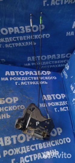 Передний правый замок двери Toyota Avensis седан