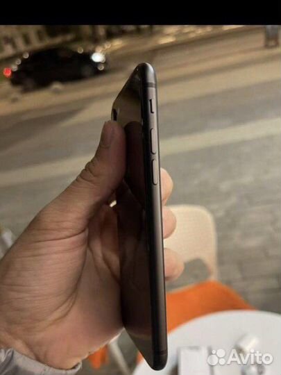 Телефон iPhone 8