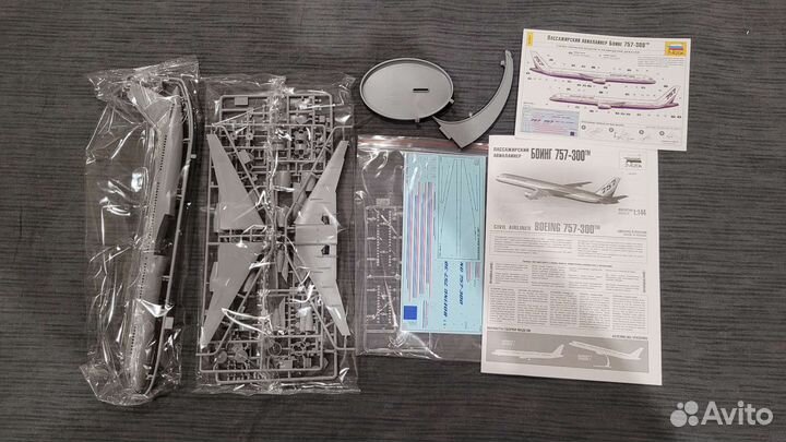 Сборная модель самолета Boeing 757-300 1/144