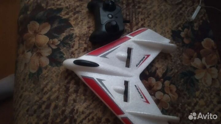 Самолёт на пульте управления новый