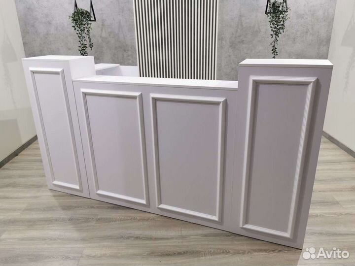 Ресепшн угловой с лепниной