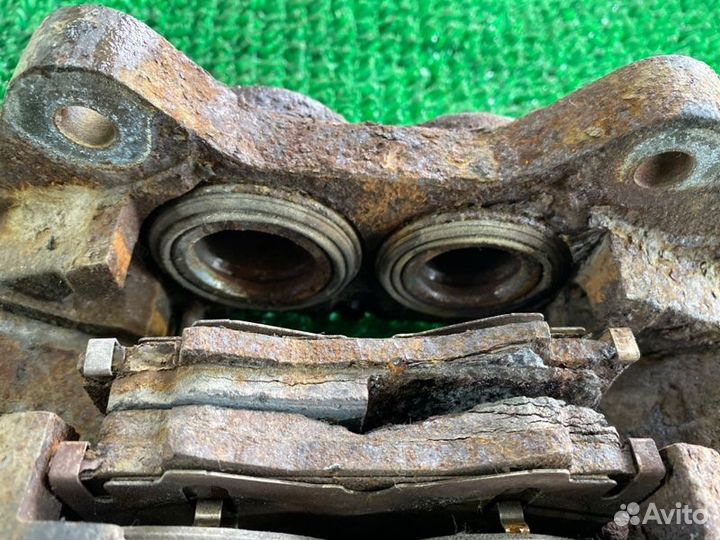 Суппорт тормозной прав. перед. Toyota Land cruiser