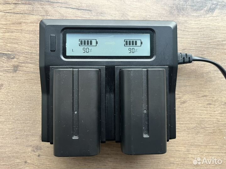 Зарядное устройство на 2 батареи NP-F550