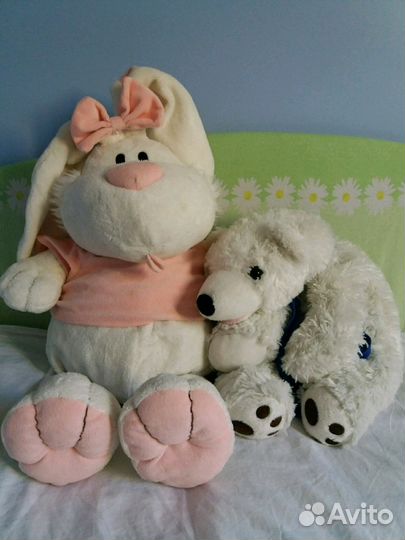 Мягкие белые заяц и медведь