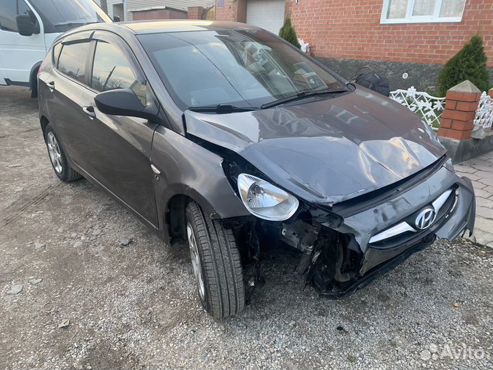 Hyundai Solaris 1.6 МТ, 2013, битый, 180 000 км