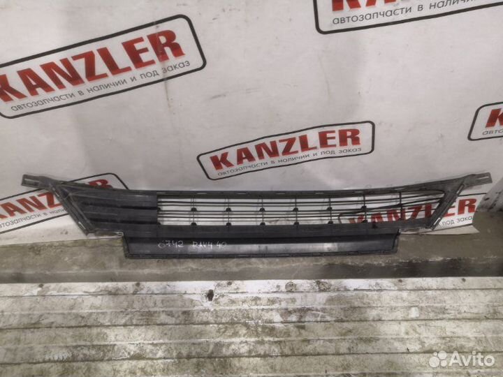 Решетка в бампер передняя Toyota Rav 4 4