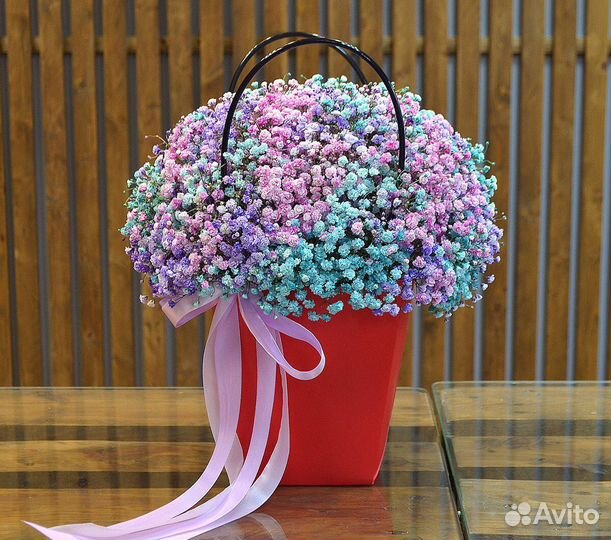 Радужная и белая гипсофила букеты