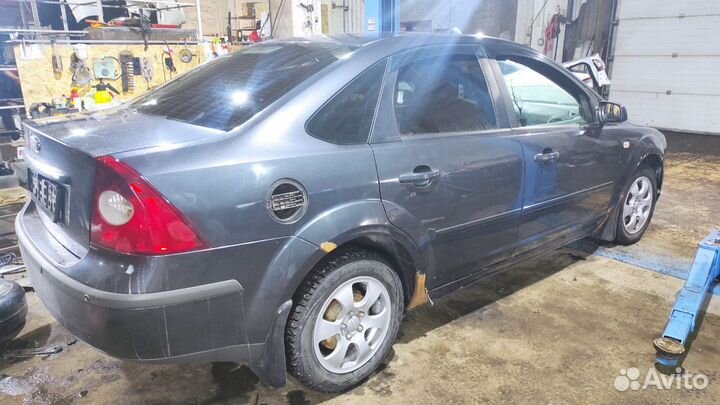 Обшивка багажника правая Ford Focus 2 1365402