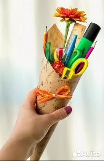 Букет из канцтоваров и сладостей
