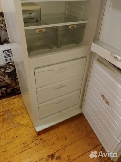 Холодильник в рабочем нормально работает