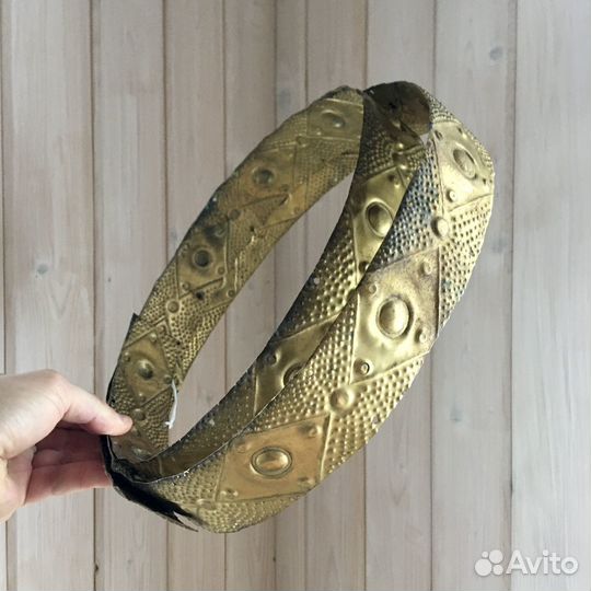 Старинная чеканка, деталь, люстра, шкаф, латунь