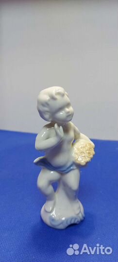Фарфоровая статуэтка путти с корзиной цветов