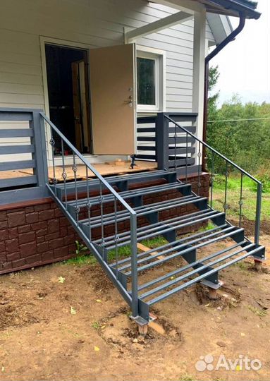 Лестница на металлокаркасе открытого типа