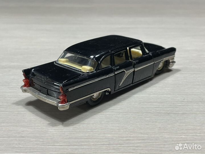 Модель 1/43 газ-13 Чайка