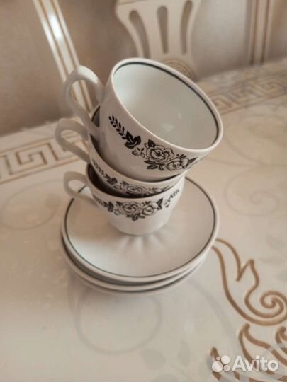 Фарфоровые чашки с блюдцами кофейные