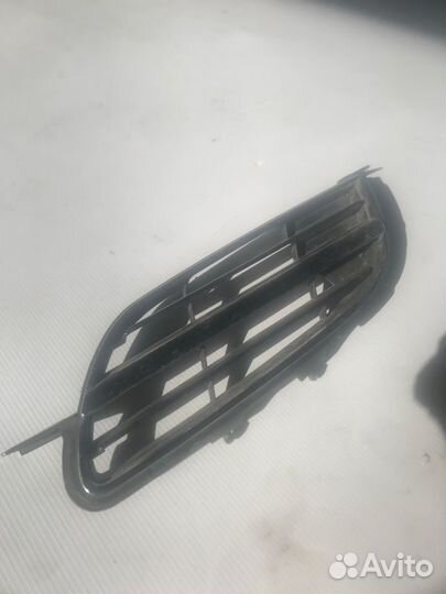 Решетка радиатора передняя левая Nissan Tino HV10