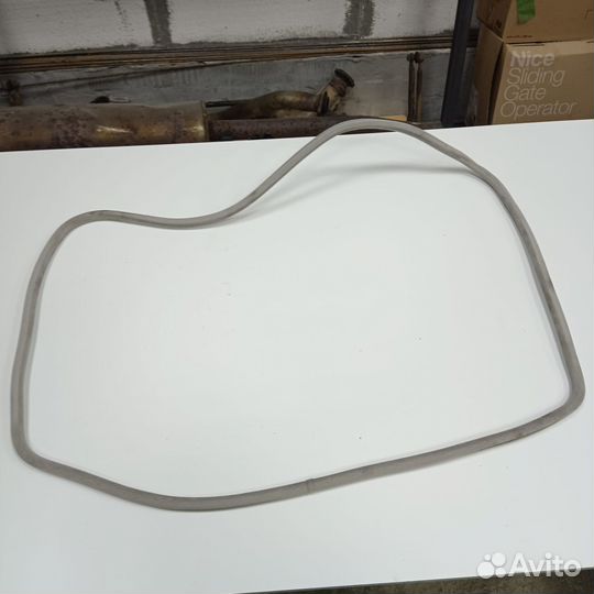 Уплотнитель люка Lexus RX 300/330/350/400h 03-08