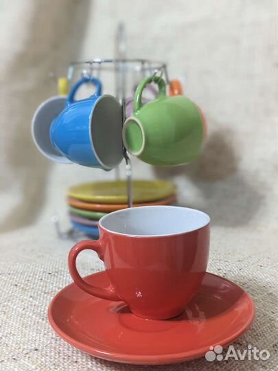 Кофейные чашки с блюдцами