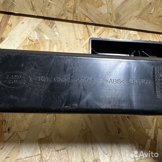 Range Rover 4 Кронштейн полки багажника правый