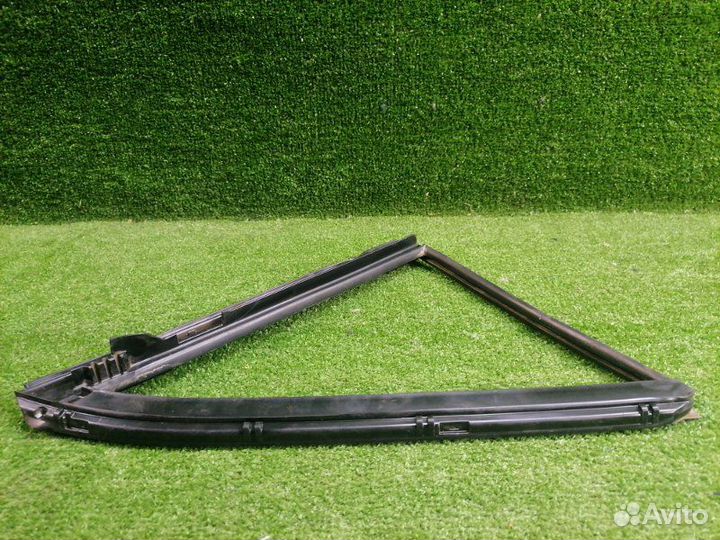 Уплотнитель стекла двери задний правый Toyota