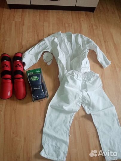Кимоно, боксёрские перчатки, защита на ноги
