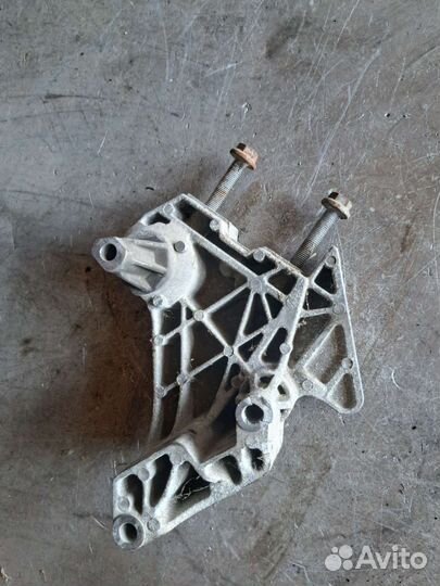 Кронштейн двигателя правый на Volkswagen Passat B6