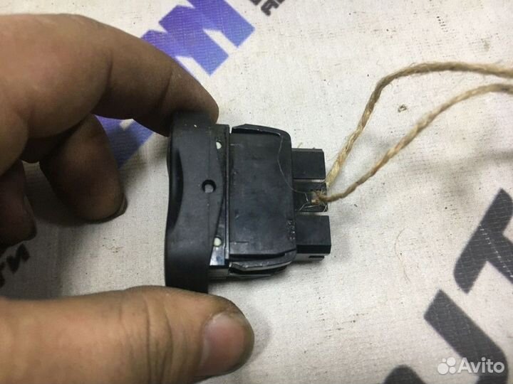 Кнопка стеклоподъемника Рено Логан
