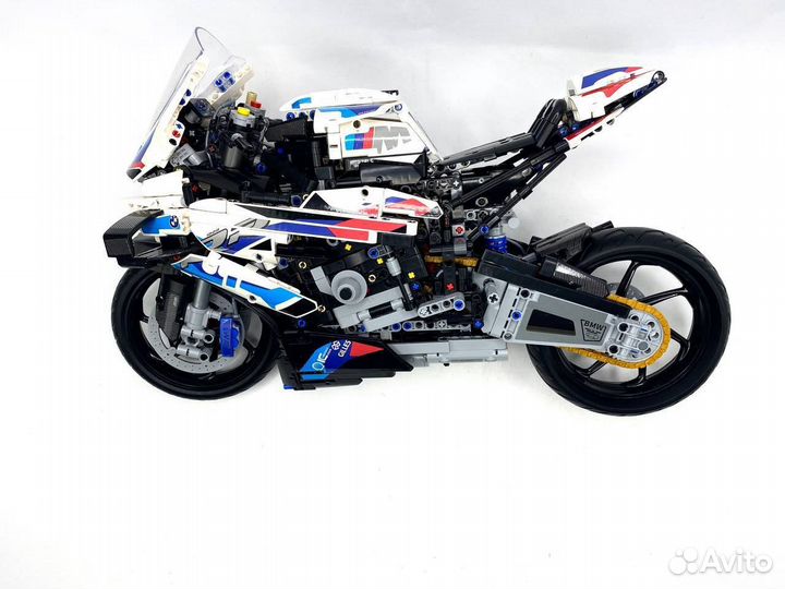 Модель из набора BMW M 1000 RR