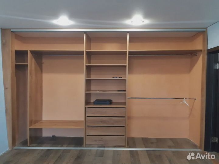 Шкаф-купе с зеркалом