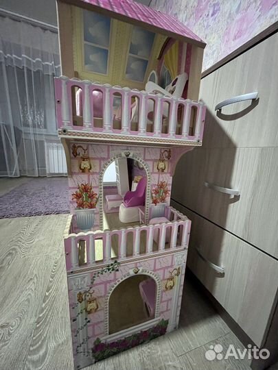 Большой кукольный домик с мебелью