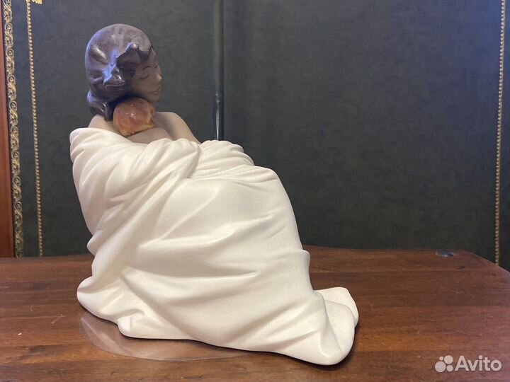 Фарфоровая статуэтка