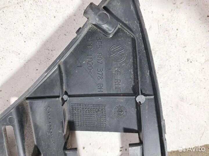 Направляющая заднего бампера правая VW Passat (B6