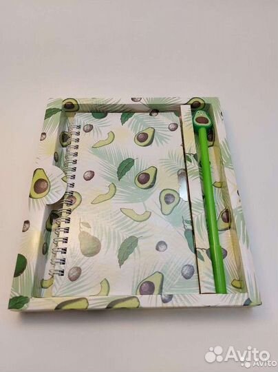 Блокнот с замочком и авторучкой