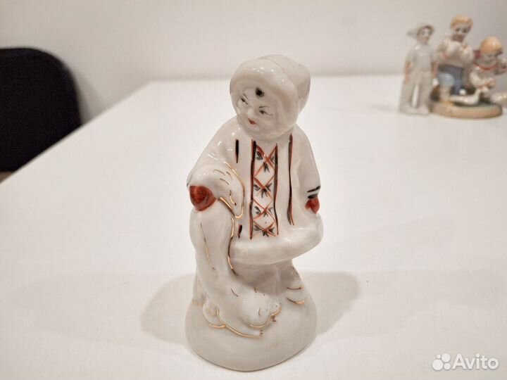 Бронзовая статуэтка якутка с песцом. СССР