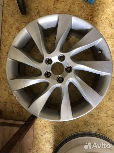 Подам комплект оригинальных дисков Volvo r18