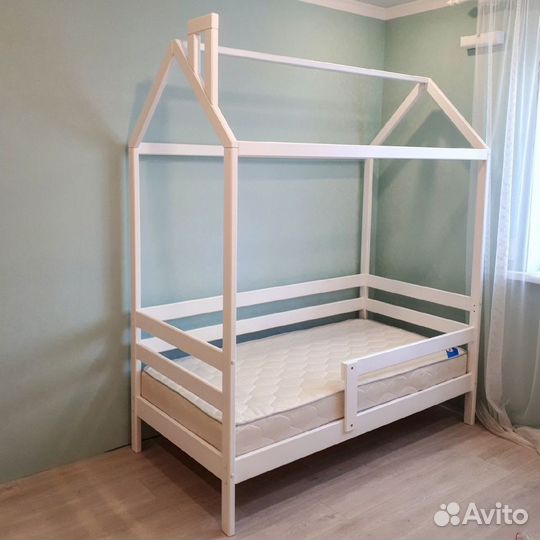 Кровать домик из массива