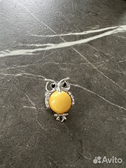 Брошь с янтарем