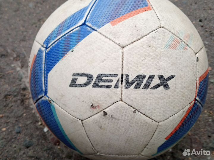 Футбольный мяч demix б/у