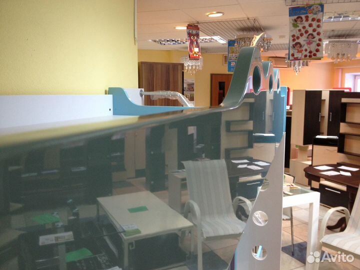 Детская кровать с столом и шкафом