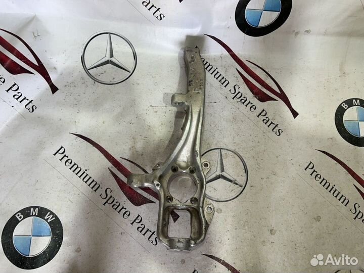 Поворотный кулак передний правый Mercedes-Benz