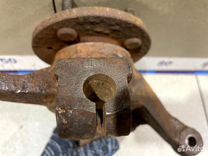 Кулак передний левый Kia Shuma II