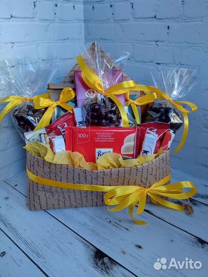 Съедобный букет с орешками, шоколадом и чаем