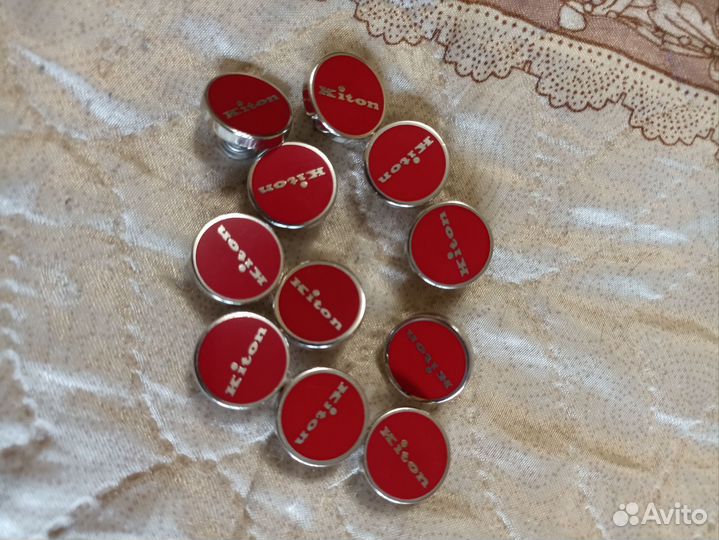 Пуговицы Kiton красные
