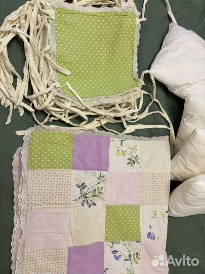 Подушечки для детской кроватки и покрывало