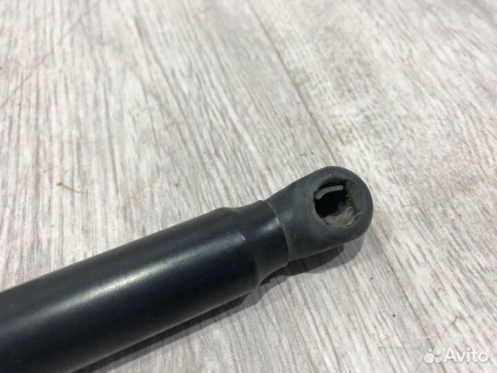 Амортизатор крышки багажника Hyundai Tucson JM