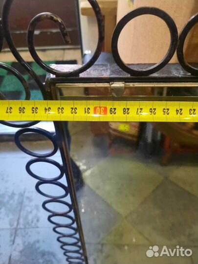 Красивое зеркало в ажурной металлической раме