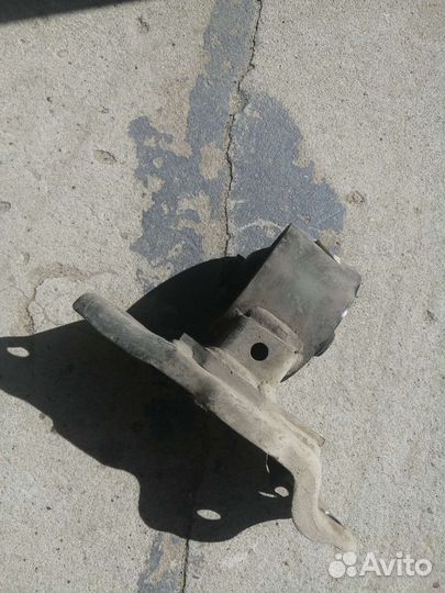 Подушка (опора) кпп на лансер 9