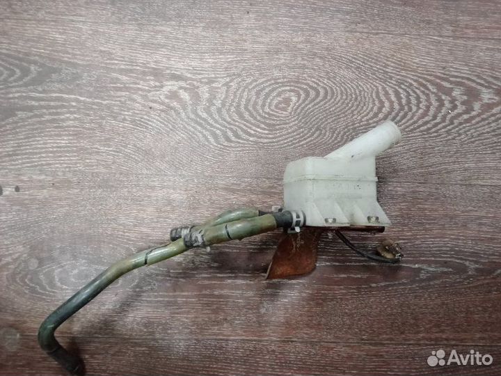 Бачок для тормозной жидкости Toyota Hiace KZH100