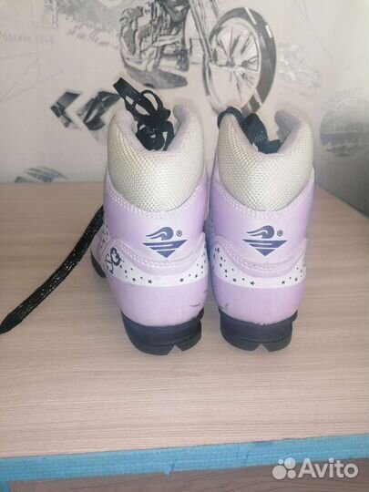 Коньки и лыжные ботинки